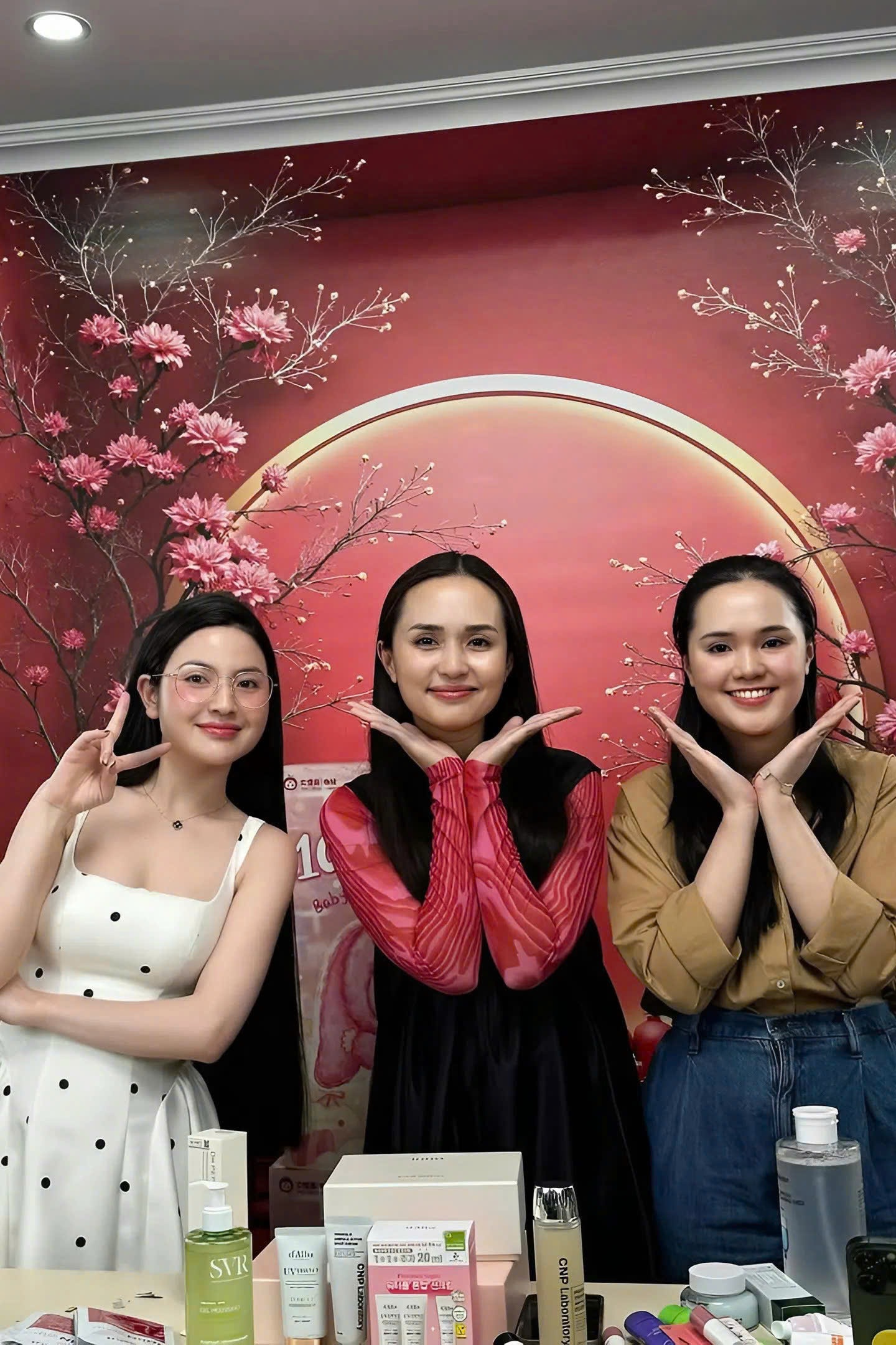 View - Vợ cầu thủ Quang Hải sở hữu loạt túi hàng hiệu Hermès, Dior đắt giá | Báo Dân trí