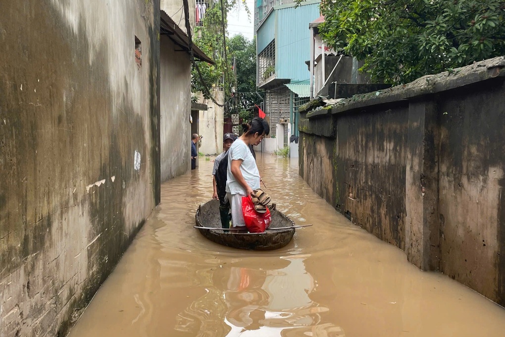 Người Hà Nội về quê tránh ngập, thuê nhà nghỉ vì mất điện, mất nước - 5 Người Hà Nội về quê tránh ngập, thuê nhà nghỉ vì mất điện, mất nước - 5