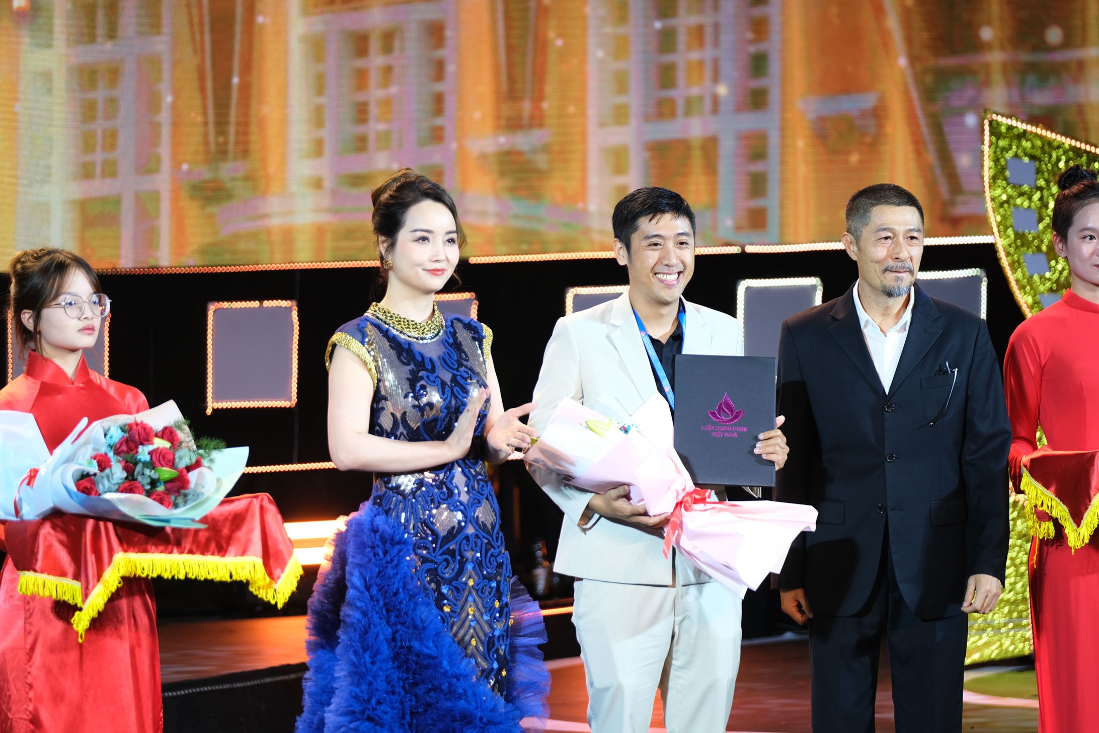 Tro tàn rực rỡ giành giải Bông sen Vàng, Đất rừng phương Nam trắng tay - 4 Tro tàn rực rỡ giành giải Bông sen Vàng, Đất rừng phương Nam trắng tay - 4