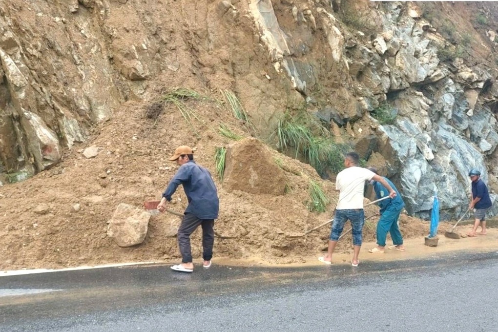 Xuất hiện nhiều điểm sạt lở trên đèo An Khê - 2