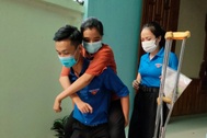 Xúc động hình ảnh tình nguyện viên đến tận nhà cõng thí sinh đi thi