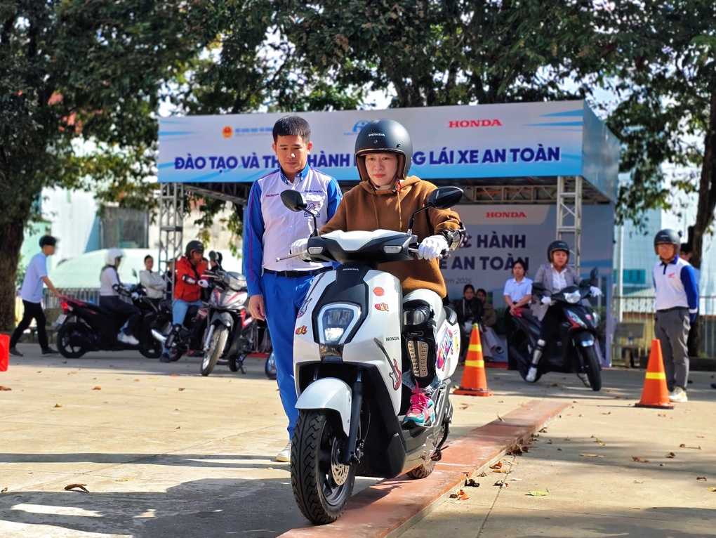 Honda Việt Nam trao hơn 1.000 mũ bảo hiểm cho học sinh lớp một khu vực Tây Nguyên - 5 Honda Việt Nam trao hơn 1.000 mũ bảo hiểm cho học sinh lớp một khu vực Tây Nguyên - 5