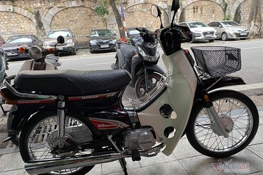 Dân chơi xe máy cổ Hà Nội chi 200 triệu đồng sắm Dream Thái 21 năm tuổi