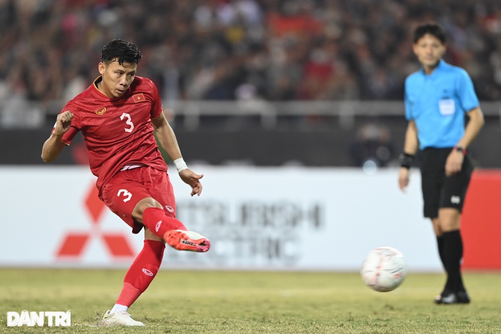 Sút tung lưới Malaysia, Quế Ngọc Hải ăn mừng theo phong cách của Ronaldo - 2