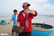 Bám biển vài tiếng, ngư dân thu tiền triệu nhờ ngón nghề "tay trái"