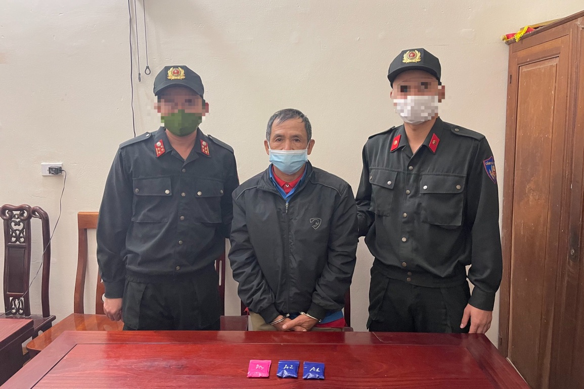 Bắt sinh viên mua ma túy về phòng trọ sử dụng - 4 Bắt sinh viên mua ma túy về phòng trọ sử dụng - 4