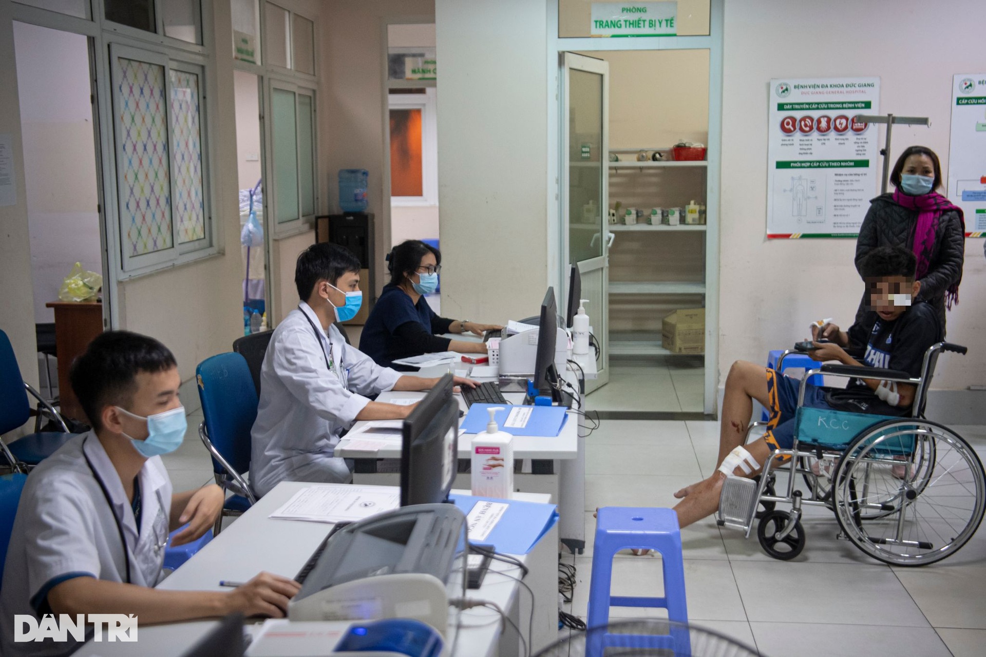 Đêm trắng cấp cứu: Chân không nghỉ, đèn không tắt trên đường đua sinh mệnh - 15 Đêm trắng cấp cứu: Chân không nghỉ, đèn không tắt trên đường đua sinh mệnh - 15