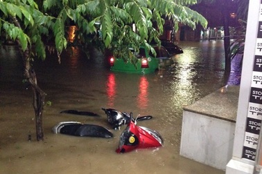 Mưa lũ khiến 2 người thiệt mạng, nhiều tuyến đường bị ngập sâu