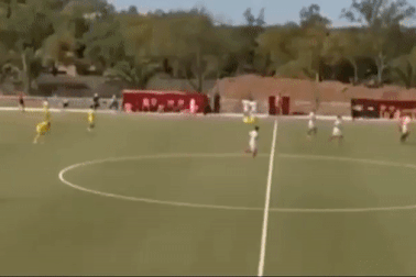 Bàng hoàng chứng kiến cầu thủ qua đời ngay trên sân cỏ