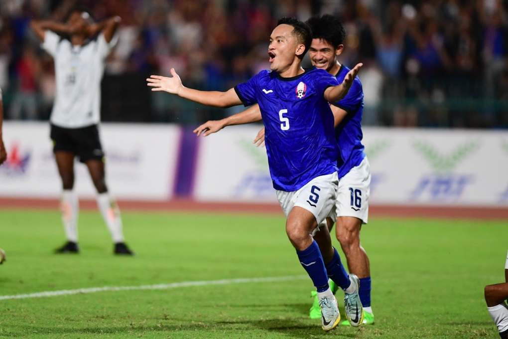 HLV Campuchia gây sốt với trang phục không giống ai ở SEA Games - 2 HLV Campuchia gây sốt với trang phục không giống ai ở SEA Games - 2