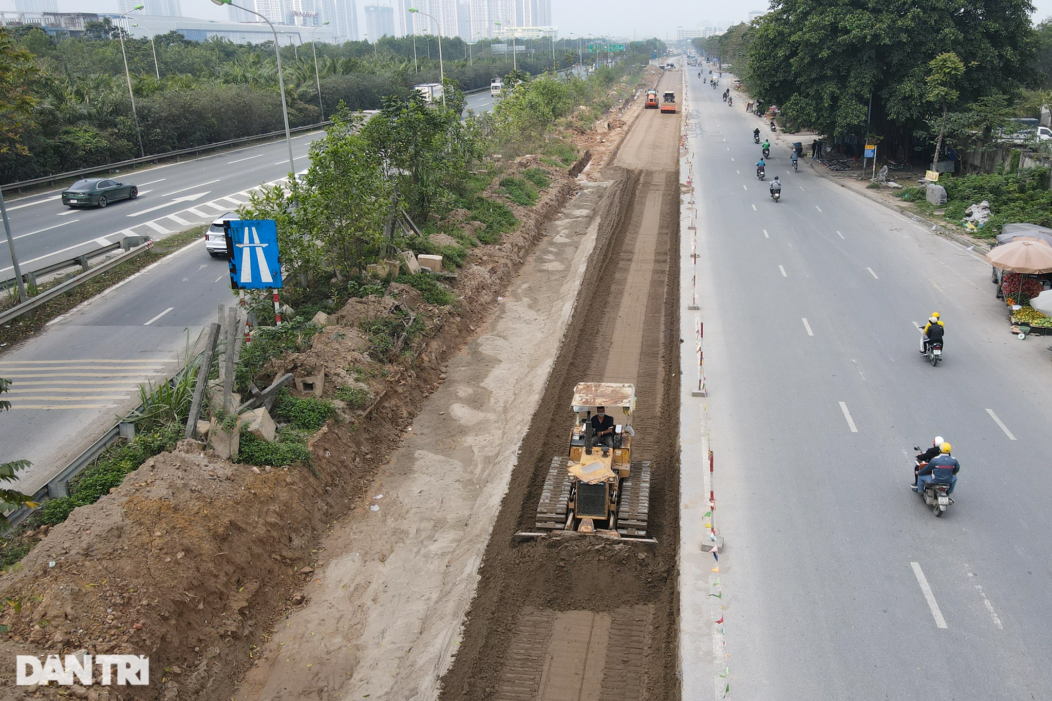 Di dời hàng trăm cây xanh, mở rộng đường gom Đại Lộ Thăng Long - 3 Di dời hàng trăm cây xanh, mở rộng đường gom Đại Lộ Thăng Long - 3