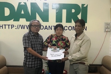 Trao số tiền hơn 35 triệu đồng đến người đàn bà bán vé số dạo kiếm cắc bạc lẻ chăm chồng bệnh hiểm