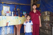 Cha mất, mẹ bỏ đi, bé gái 14 tuổi bỏ học đi làm nuôi em