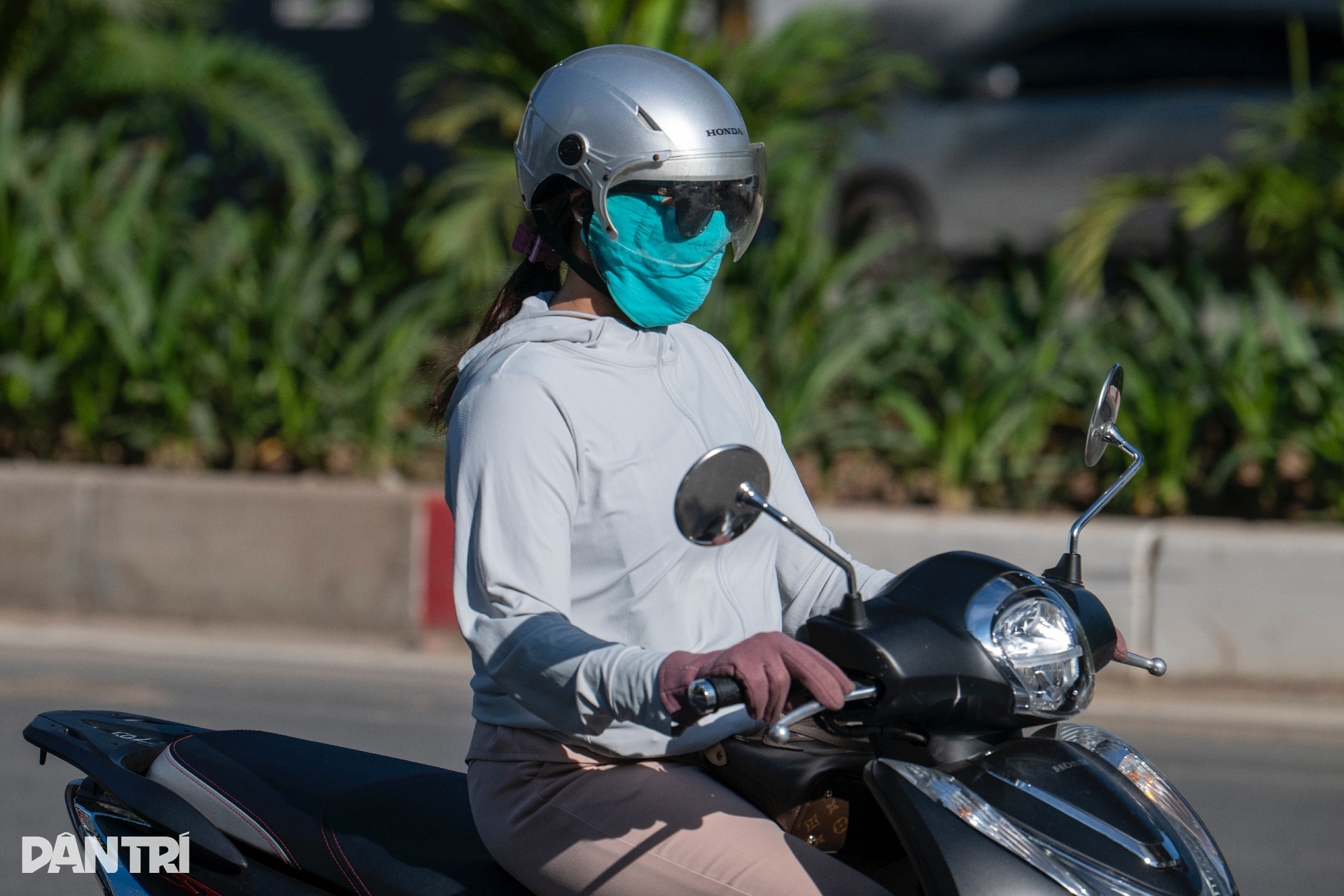 Hà Nội oi nóng ngột ngạt từ sớm, người dân mặc kín mít ra đường - 4