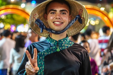 Háo hức chờ mở cửa đường hoa Nguyễn Huệ, khách nước ngoài chuẩn bị áo dài, nón lá trước cả tuần