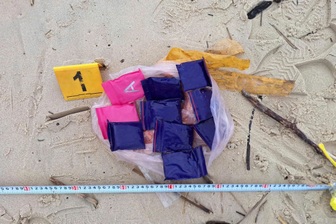 Phát hiện nhiều túi nilon có dấu hiệu lạ ở bờ biển