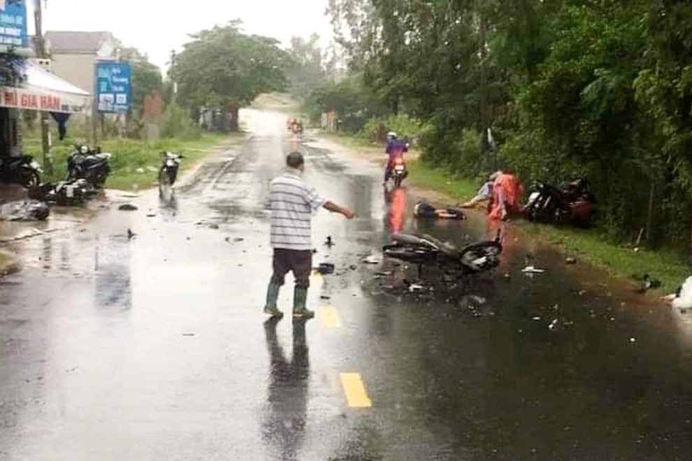 3 người tử vong sau cú va chạm xe máy rất mạnh - 1 3 người tử vong sau cú va chạm xe máy rất mạnh - 1