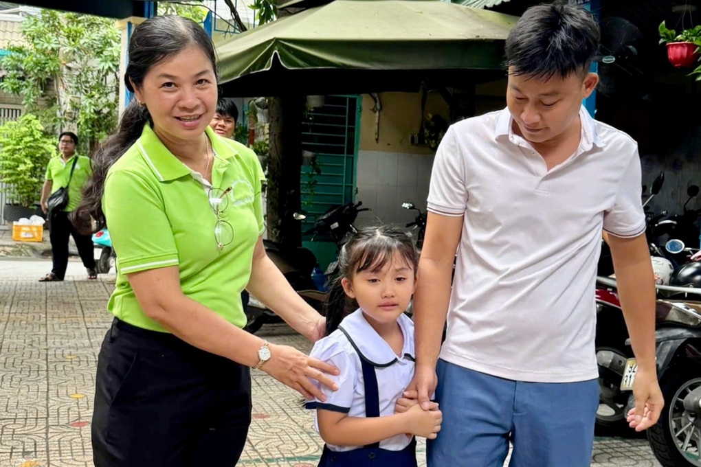 Học sinh lớp 1 đi nhầm lớp, nước mắt “nhạt nhòa” trong ngày đầu đến trường - 1 Học sinh lớp 1 đi nhầm lớp, nước mắt “nhạt nhòa” trong ngày đầu đến trường - 1
