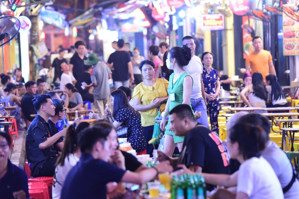 Sát giờ đóng cửa chống Covid-19, phố bia Tạ Hiện vẫn tưng bừng, nhộn nhịp - 5 Sát giờ đóng cửa chống Covid-19, phố bia Tạ Hiện vẫn tưng bừng, nhộn nhịp - 5