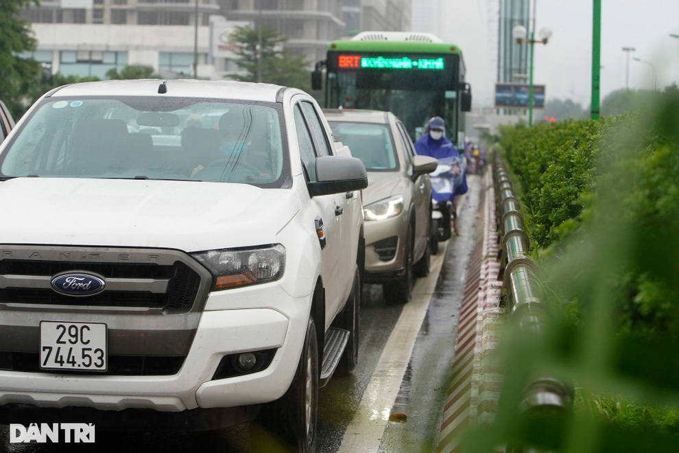 Mưa kéo dài, nhiều tuyến phố ở Hà Nội ùn tắc trong sáng đầu tuần - 9 Mưa kéo dài, nhiều tuyến phố ở Hà Nội ùn tắc trong sáng đầu tuần - 9
