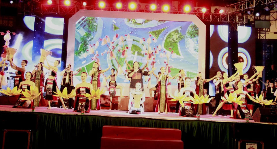 Không bắn pháo hoa, người dân phố núi xem văn nghệ đêm cuối năm - 1 Không bắn pháo hoa, người dân phố núi xem văn nghệ đêm cuối năm - 1