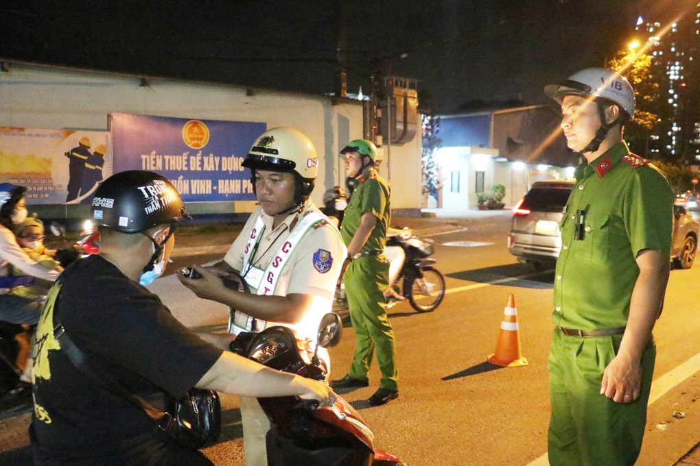 Hơn 70 tài xế ăn nhậu ngày cuối tuần bị xử phạt - 1 Hơn 70 tài xế ăn nhậu ngày cuối tuần bị xử phạt - 1