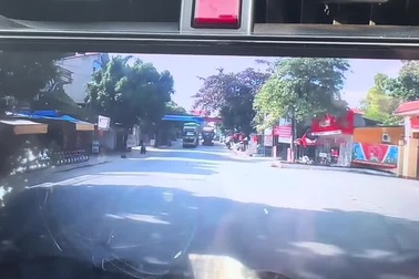 Rợn người tình huống xe ben cướp đường vượt ẩu trong phố đông