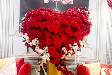 Chàng trai chi 60 triệu đồng mua tặng bạn gái bình hoa trái tim dịp 8/3
