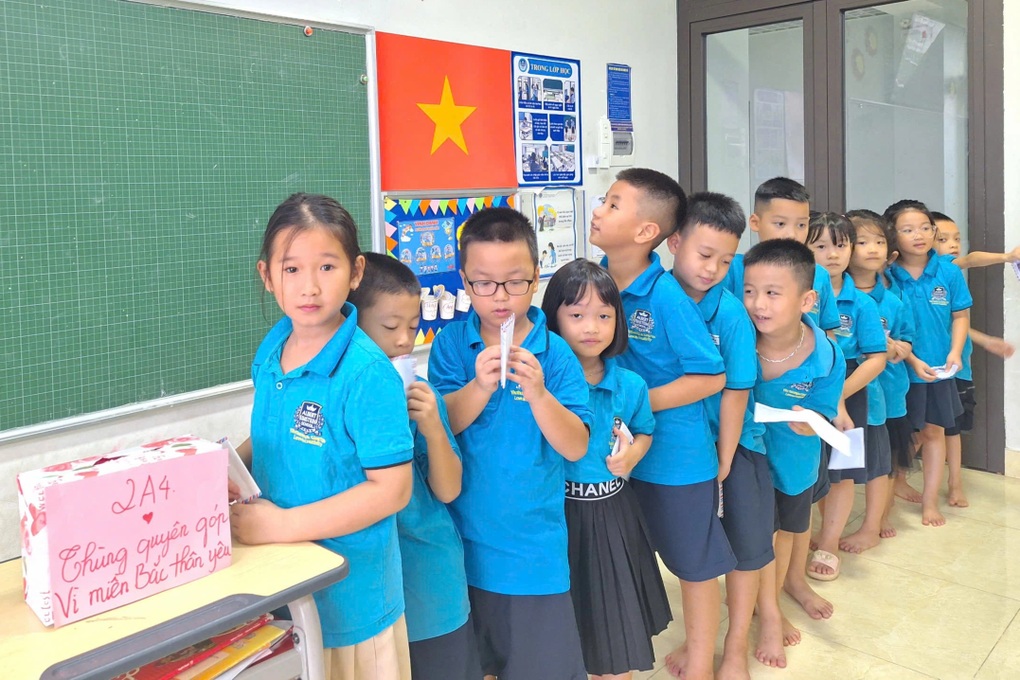Học sinh trích tiền ăn vặt, đập lợn tiết kiệm vì miền Bắc thân yêu - 1 Học sinh trích tiền ăn vặt, đập lợn tiết kiệm vì miền Bắc thân yêu - 1