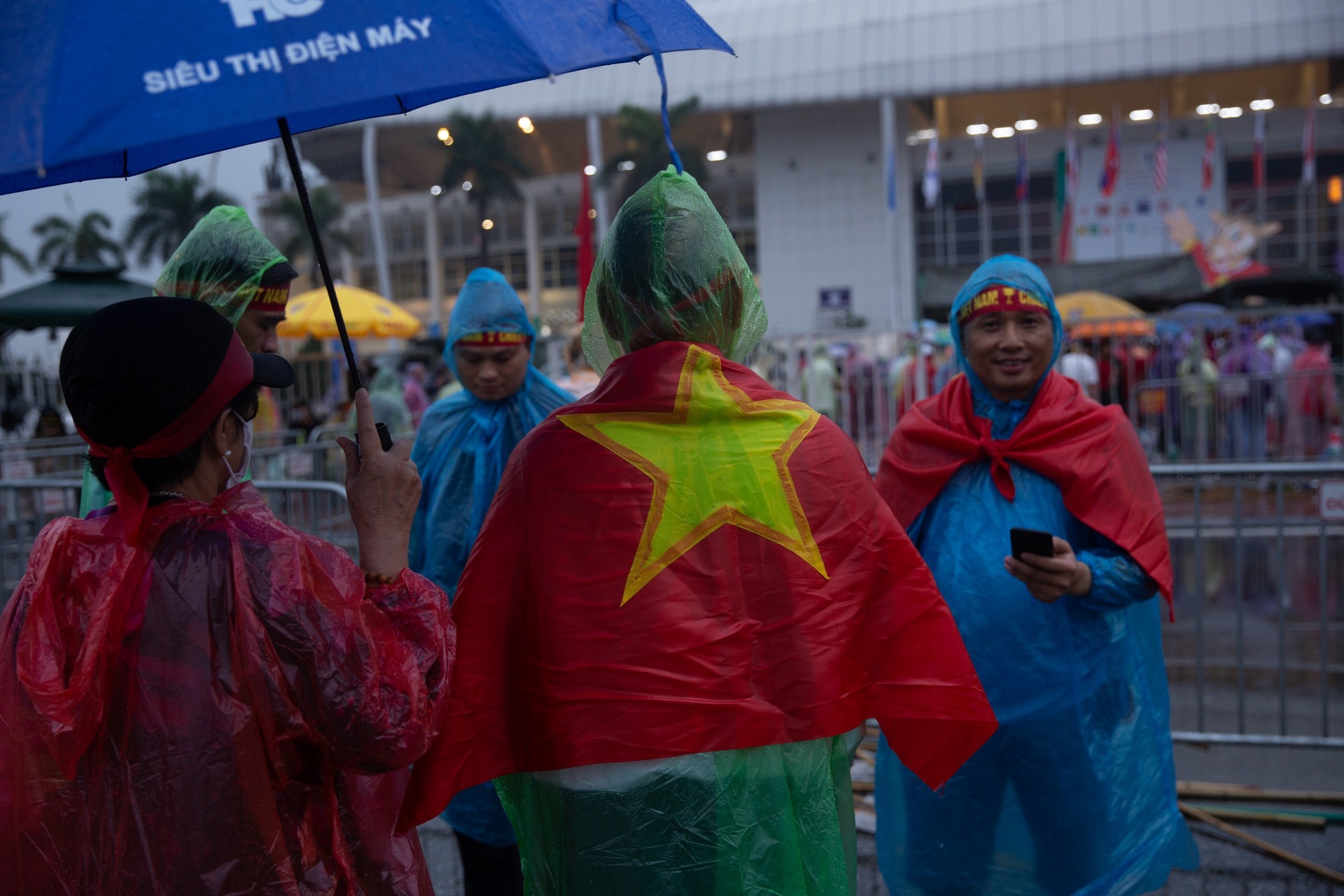 Người hâm mộ đội mưa múa lân, bưng mâm lễ hết mình cổ vũ tuyển U23 Việt Nam - 5