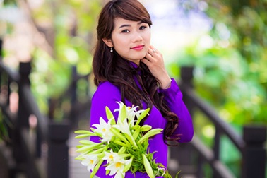 Thiếu nữ đằm thắm đọ sắc bên hoa loa kèn tháng Tư