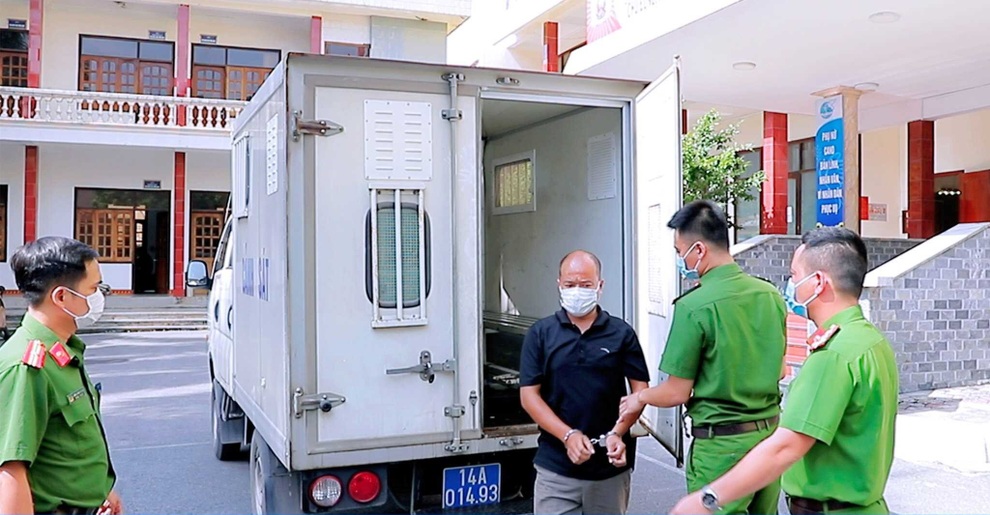 Người đàn ông trốn khai báo y tế, đánh vào mặt cán bộ Cảnh sát giao thông - 1 Người đàn ông trốn khai báo y tế, đánh vào mặt cán bộ Cảnh sát giao thông - 1