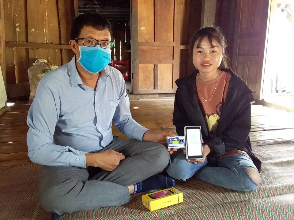 Tặng sim điện thoại 4G, hỗ trợ hàng trăm học sinh miền núi học trực tuyến - 5 Tặng sim điện thoại 4G, hỗ trợ hàng trăm học sinh miền núi học trực tuyến - 5