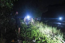 8 người đi câu cá bị chìm ghe, 4 người mất mạng giữa sông