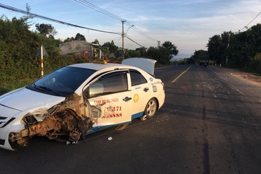 Taxi chở pháo lậu gây tai nạn trên đường bỏ chạy