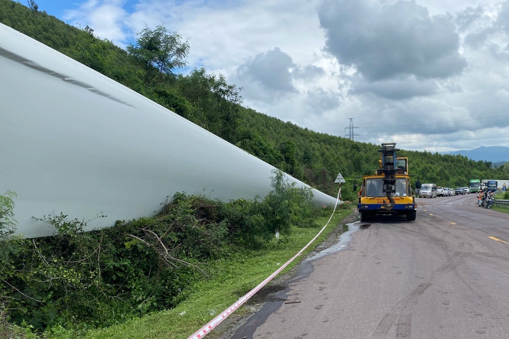 Xe chở cánh quạt điện gió siêu khủng lật giữa đèo - 3 Xe chở cánh quạt điện gió siêu khủng lật giữa đèo - 3