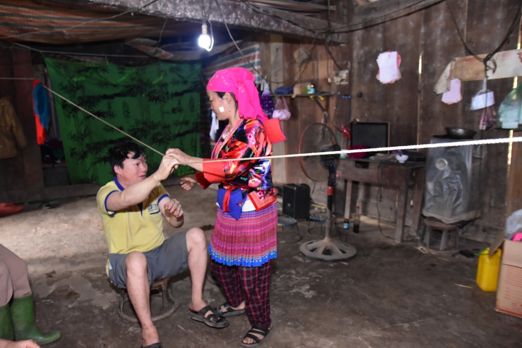 Thương cảnh vợ chăm chồng liệt và mù, nuôi 4 con thơ trong khốn khó - 1 Thương cảnh vợ chăm chồng liệt và mù, nuôi 4 con thơ trong khốn khó - 1