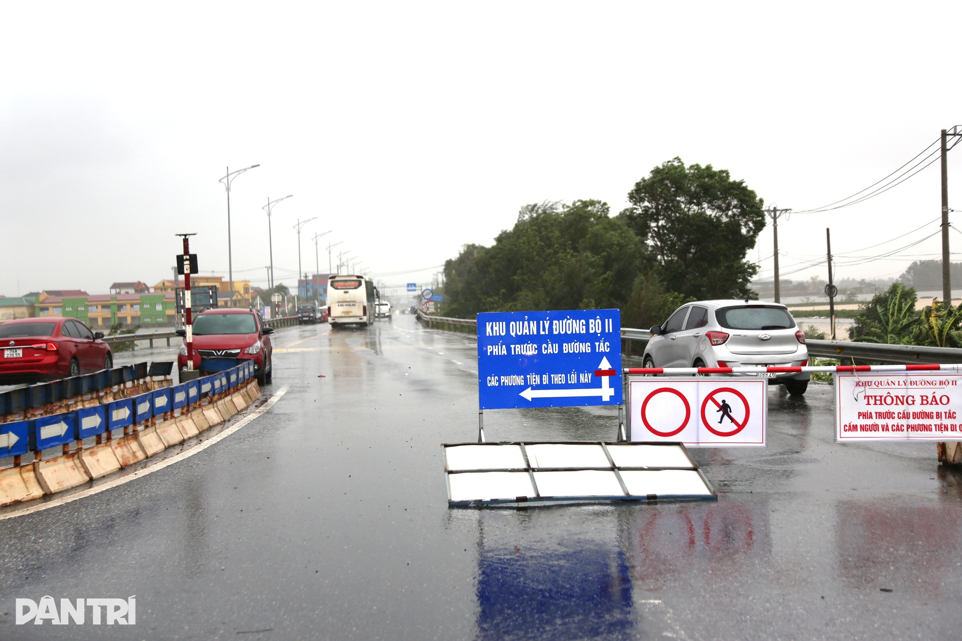 Chật vật vượt đoạn đường ngập nơi cửa ngõ thành phố Đồng Hới - 10 Chật vật vượt đoạn đường ngập nơi cửa ngõ thành phố Đồng Hới - 10