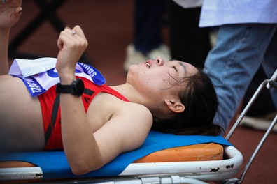 Người đẹp vô địch SEA Games phải nằm cáng rời sân thi đấu do chấn thương