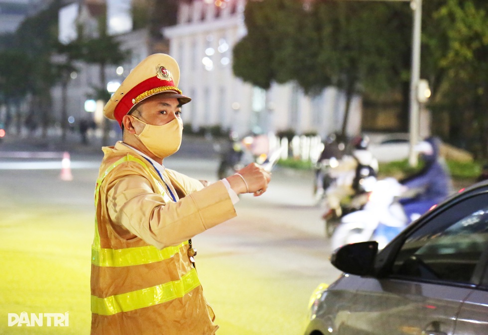 Đêm giao thừa ngoài đường của những chiến sĩ CSGT Hà Nội - 2 Đêm giao thừa ngoài đường của những chiến sĩ CSGT Hà Nội - 2