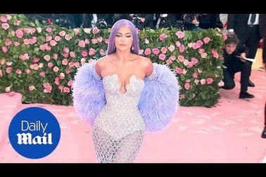 Kylie Jenner diện váy kiểu "tiên cá"