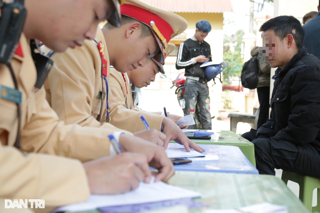 Chị em kể chuyện làm tay lái lụa ngày Tết cho chồng sau những cuộc nhậu say - 3 Chị em kể chuyện làm tay lái lụa ngày Tết cho chồng sau những cuộc nhậu say - 3
