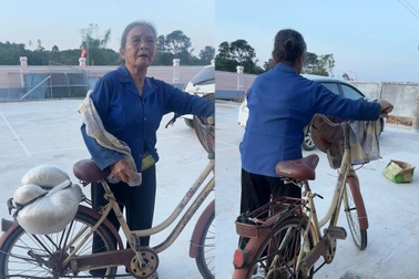 Bà lão đạp xe 5km, góp 20kg gạo giúp đồng bào bị ngập lụt