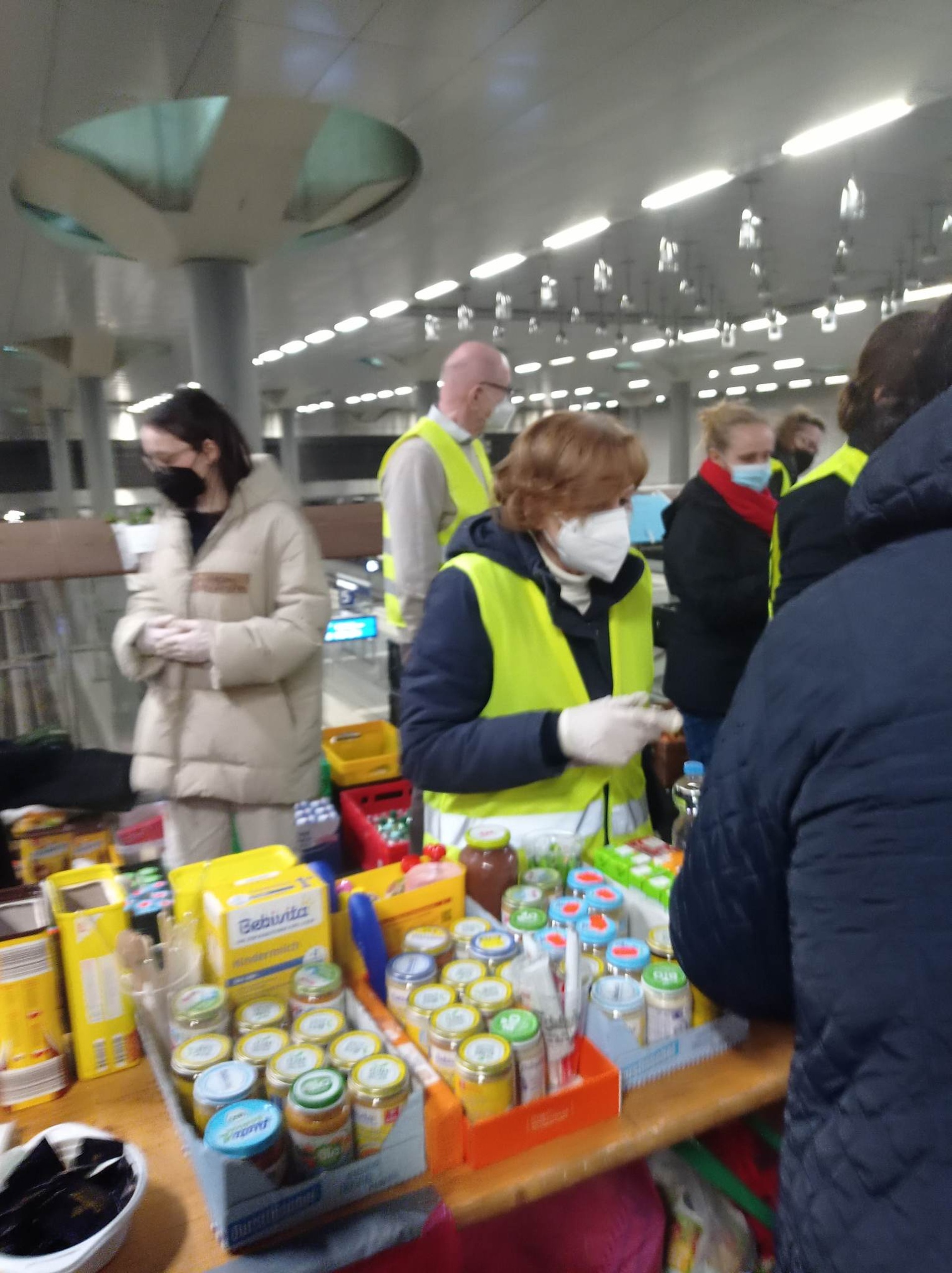 Người Việt rời Ukraine bật khóc kể cuộc sống tị nạn, mong ngóng ngày về - 9 Người Việt rời Ukraine bật khóc kể cuộc sống tị nạn, mong ngóng ngày về - 9