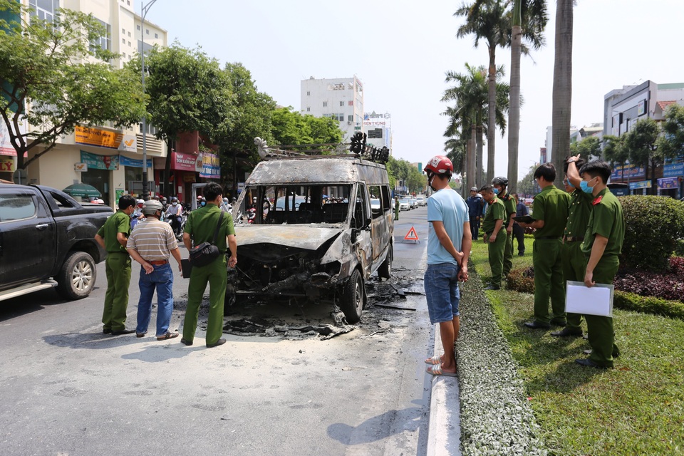 Xe dịch vụ tang lễ bốc cháy ngùn ngụt trên đường phố Đà Nẵng - 5 Xe dịch vụ tang lễ bốc cháy ngùn ngụt trên đường phố Đà Nẵng - 5