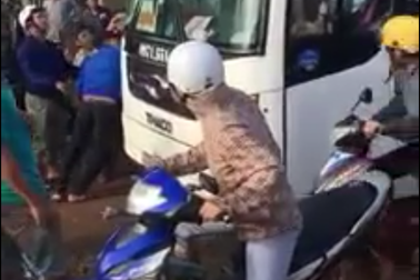 Hai nhà xe ẩu đả, dùng tuýp sắt đánh nhau