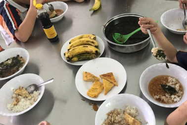 Ăn bớt khẩu phần của trẻ em là tham ô, ăn cắp