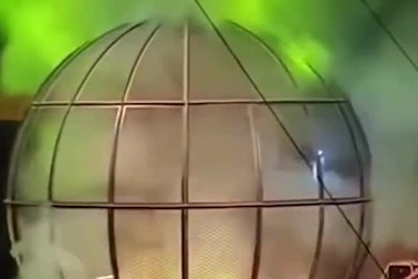 Chứng kiến tai nạn khiến nghệ sĩ bị lửa thiêu, khán giả la hét hoảng sợ