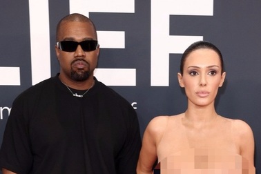 Vợ bị chê cười vì mặc như khỏa thân, Kanye West vẫn gọi đó là "nghệ thuật"