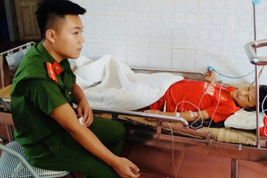 Cán bộ công an hiến máu cứu học sinh vỡ gan
